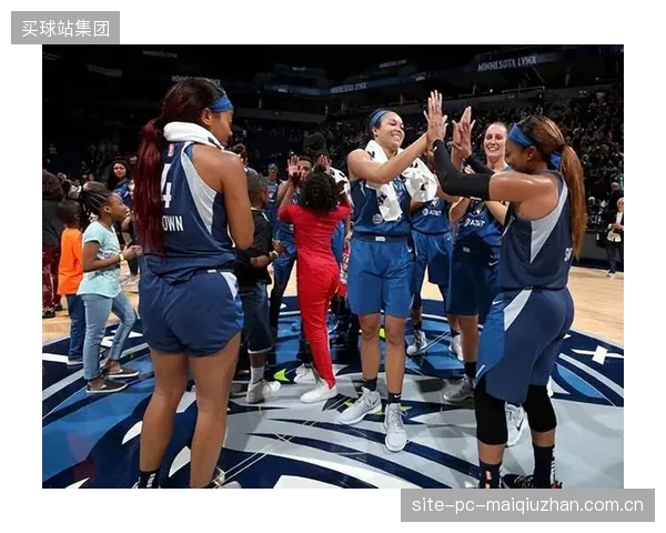 WNBA开季即面临大面积伤病问题,多达17名球员确认缺席比赛,对联盟格局产生冲击。 WNBA开季即面临大面积伤病问题,多达17名球员确认缺席比赛,对联盟格局产生冲击。